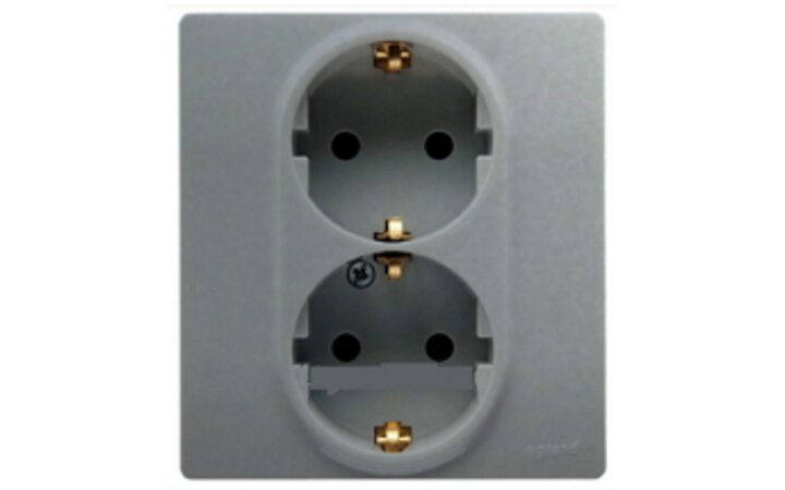 фото - Legrand Etika Алюм 2-я Розетка с/з со шторками, авт. клем. 672433