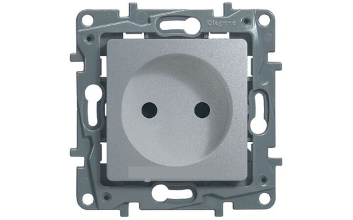 фото - Legrand Etika Алюм Розетка б/з со шторками, винт. клем. 672434