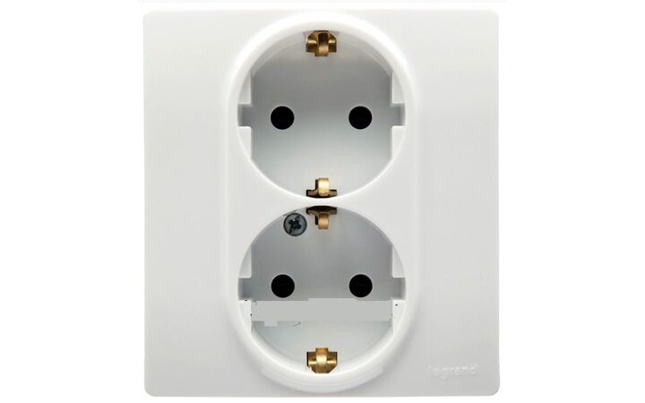 фото - Legrand Etika Бел 2-я Розетка с/з со шторками, авт. клем. 672233