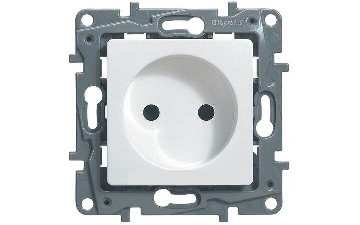 фото - Legrand Etika Бел Розетка б/з, винт. клем. 672220