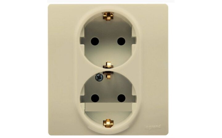 фото - Legrand Etika Крем 2-я Розетка с/з, со шторками, авт. клем. 672333