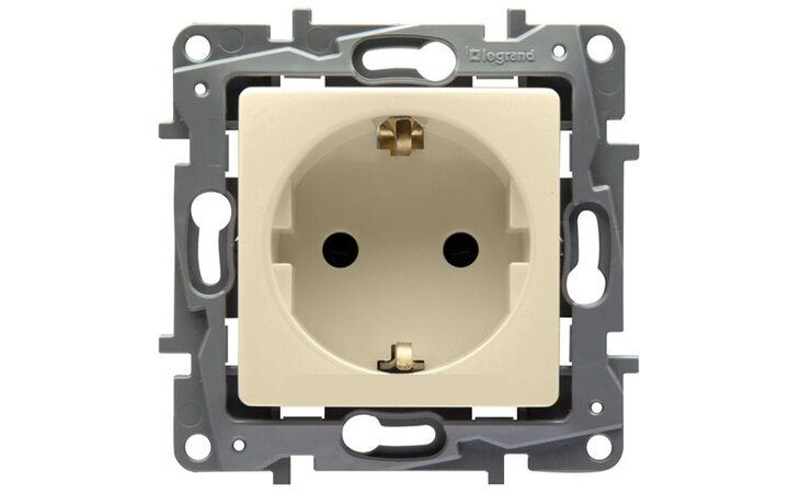 фото - Legrand Etika Крем Розетка с/з со шторками, винт. клем. 672322