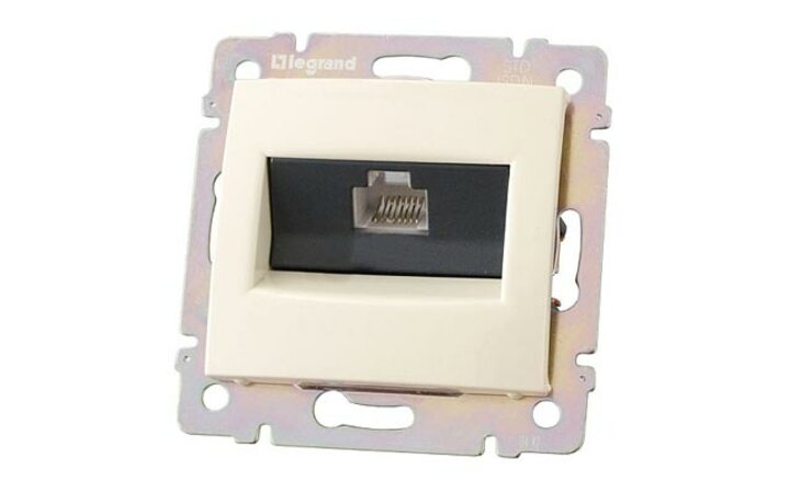 фото - Legrand Valena Крем Розетка комп(RJ45) 1-ая 5кат.крепление винт.с лапками (774130)