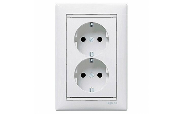 фото - Legrand Valena Бел Розетка 2-ая с/з литая (774400)