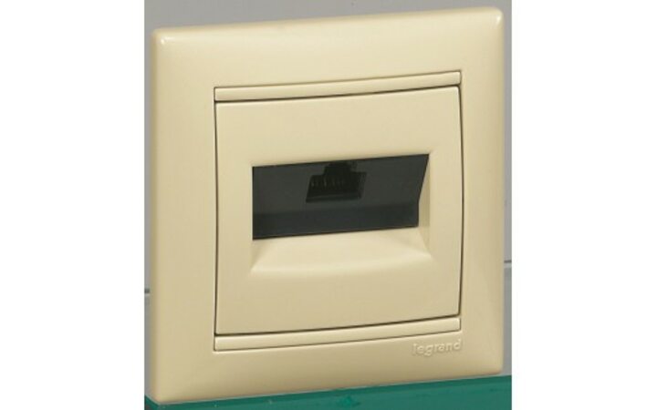 фото - Legrand Valena Крем Розетка комп(RJ45) 1-ая 5 кат.крепление винт.(без лапок) (774138)