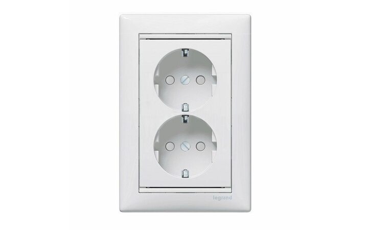 фото - Legrand Valena Бел Розетка 2-ая с/з с защитными шторками литая (774427)