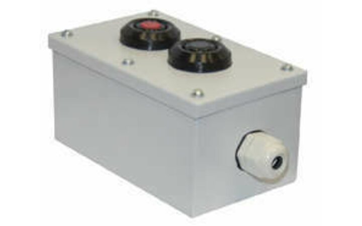 фото - Пост кнопочный ПКУ-15-21.121-54 У2 (1хВК30-10-11110-54 (1з+1р) черн. + 1хВК30-10-11110-54 (1з+1р) красн. + PG-19) пост управления Электротехник ET054487