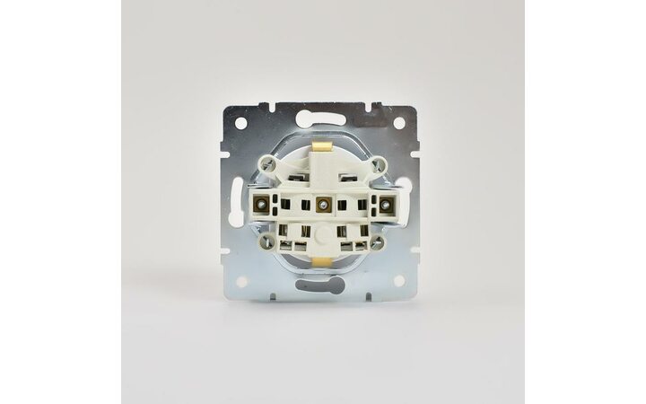 фото - Механизм розетки 1-м СП KARINA защ. шторки с заземл. термопласт бел. LEZARD 707-0288-124B