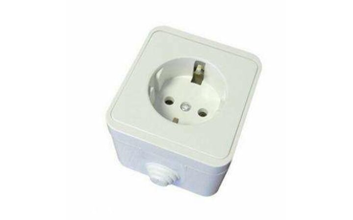фото - Розетка 1-м ОП Клио 16А IP44 с заземл. бел. UNIVersal К2228